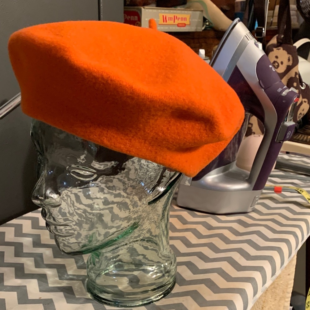 Beret, pumpkin colour wool.